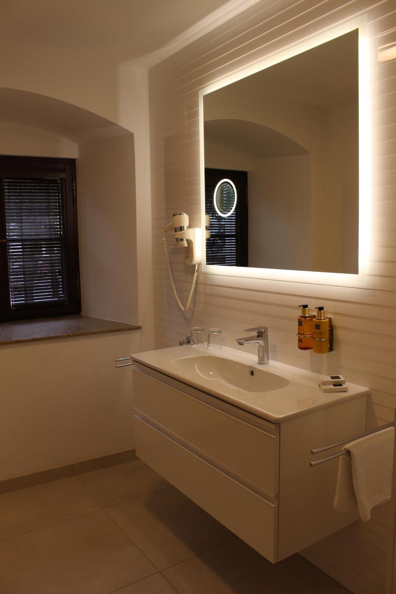 Zamek Trest Hotel Ngoại thất bức ảnh